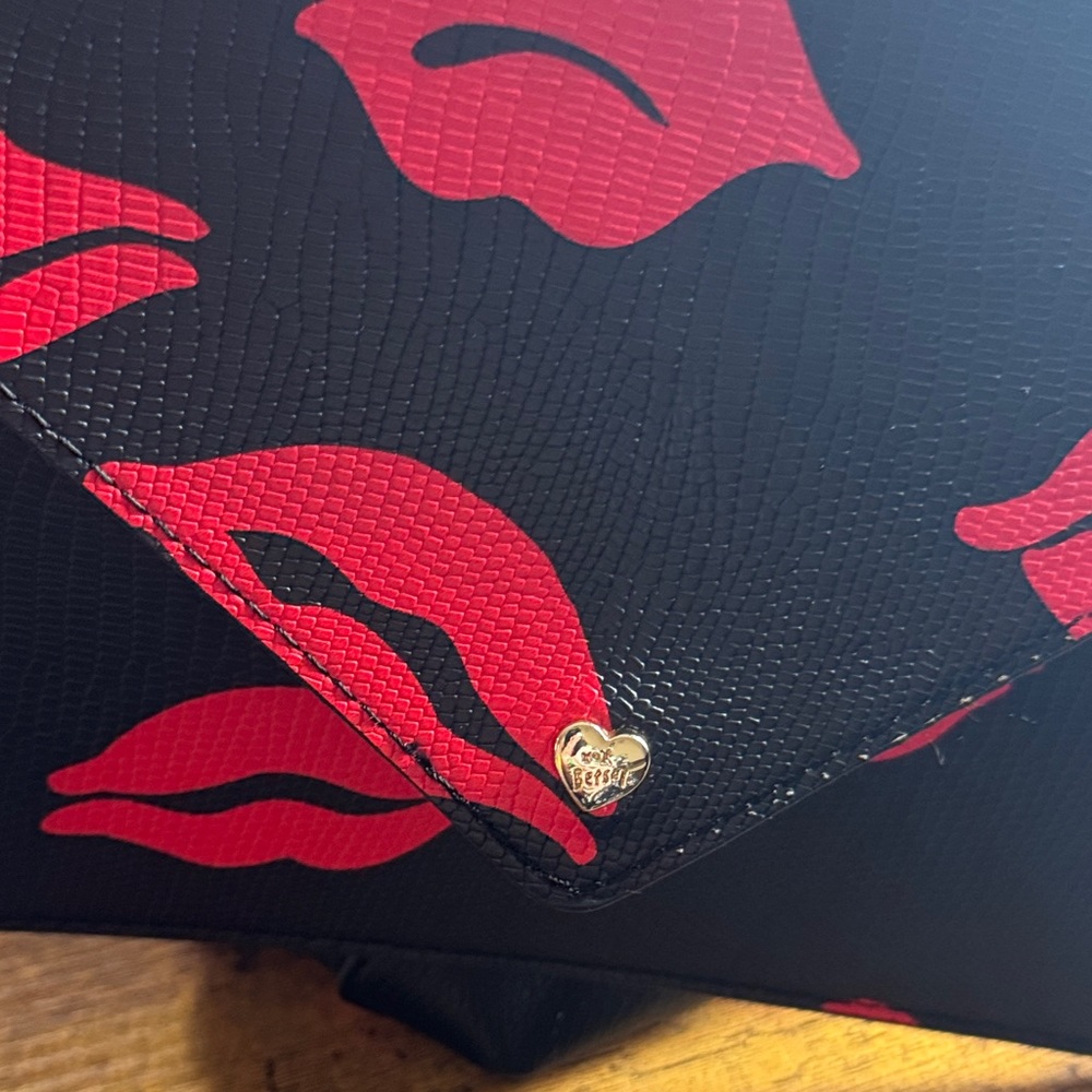 Betsey Johnson Black Tote & wristlet set  with Red Lip Print - Picture 9 of 15